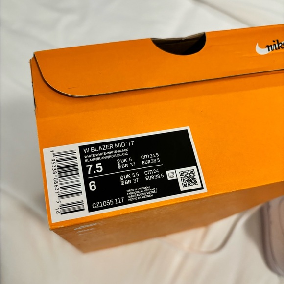 Nike Women’s Blazer Mid ‘77 - Picture 2 of 5